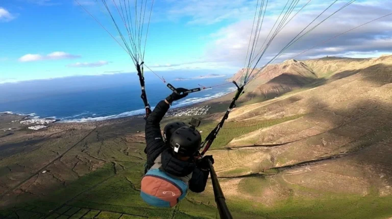 ¿Cómo es un vuelo en parapente biplaza en Lanzarote? Guía completa para tu pri-mera vez, despeja tus dudas.