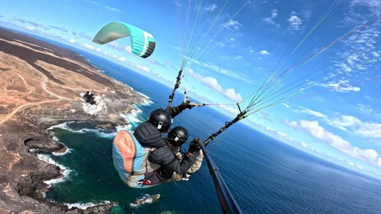 Un regalo muy especial, regalar un vuelo en parapente biplaza en lanzarote es algo único.