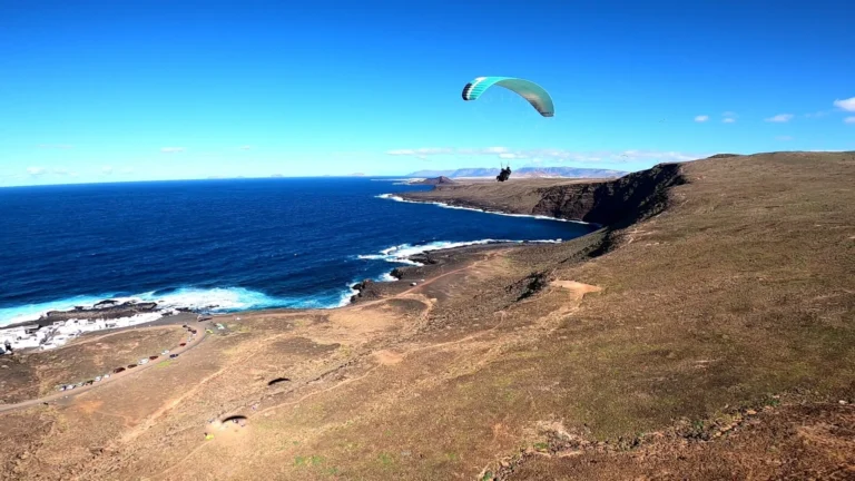 Lanzarote desde el cielo: volcanes, acantilados y paisajes únicos vistos desde el parapente